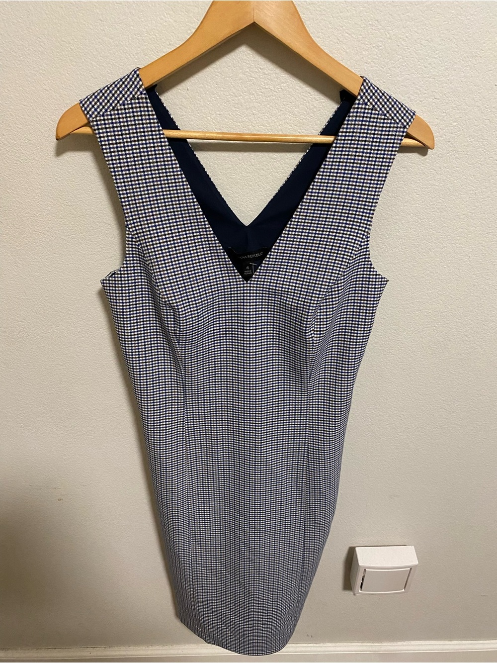 NWT Banana Republic Navy and White Gingham V-Neck Sheath Dress Size 6